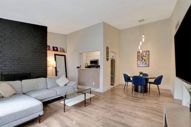 2001 Bering Drive 10H, Houston, TX 77057