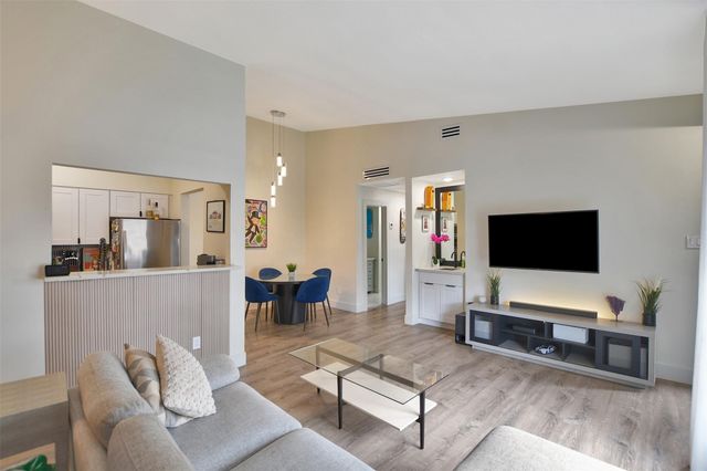 2001 Bering Drive 10H, Houston, TX 77057