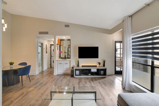 2001 Bering Drive 10H, Houston, TX 77057