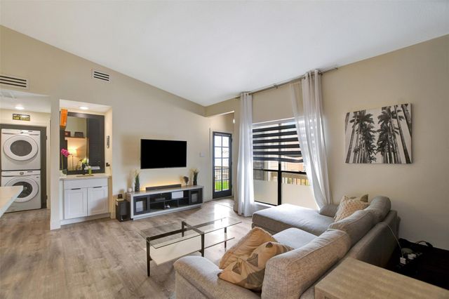 2001 Bering Drive 10H, Houston, TX 77057