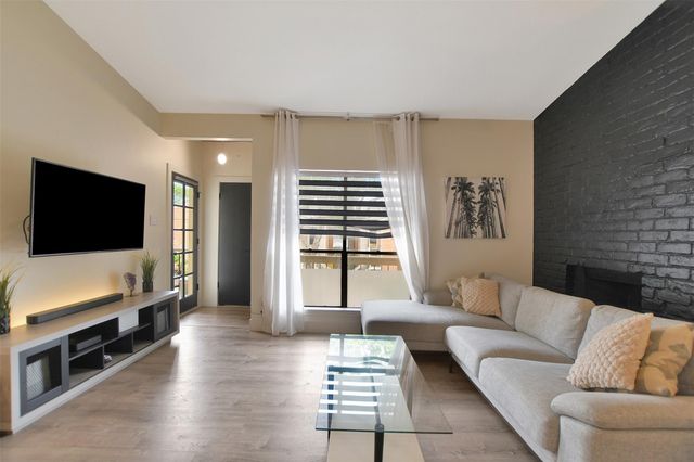 2001 Bering Drive 10H, Houston, TX 77057