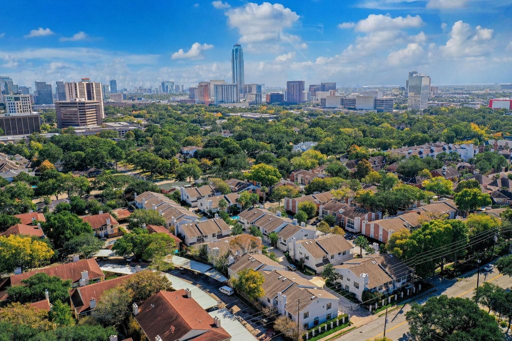 2001 Bering Drive 10H, Houston, TX 77057