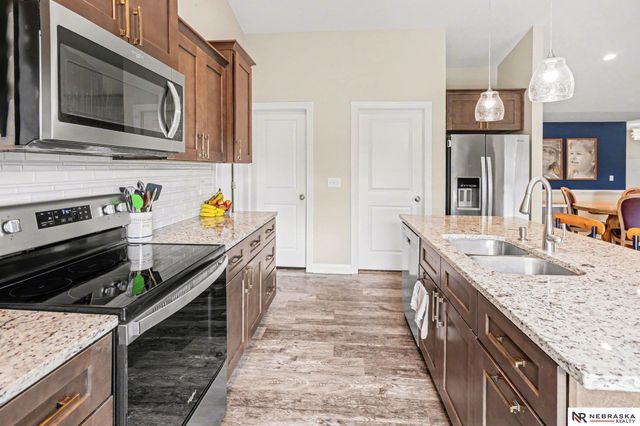 811 Terrace View Drive, Hickman, NE 68372