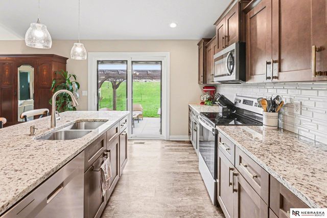 811 Terrace View Drive, Hickman, NE 68372