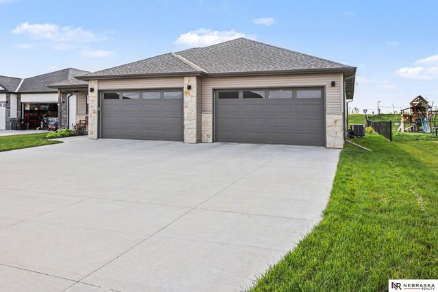 811 Terrace View Drive, Hickman, NE 68372