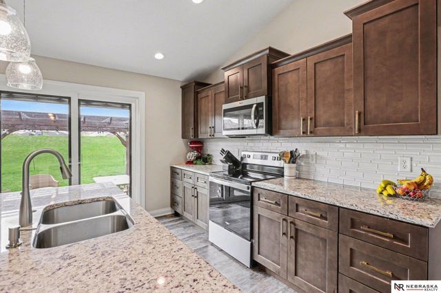 811 Terrace View Drive, Hickman, NE 68372