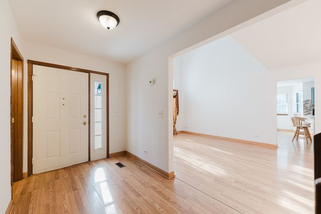 122 Brittany Drive, Streamwood, IL 60107