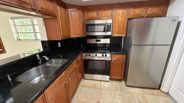4061 NW 9th Avenue 206, Deerfield Beach, FL 33064
