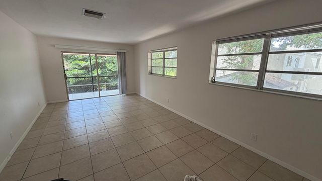 4061 NW 9th Avenue 206, Deerfield Beach, FL 33064