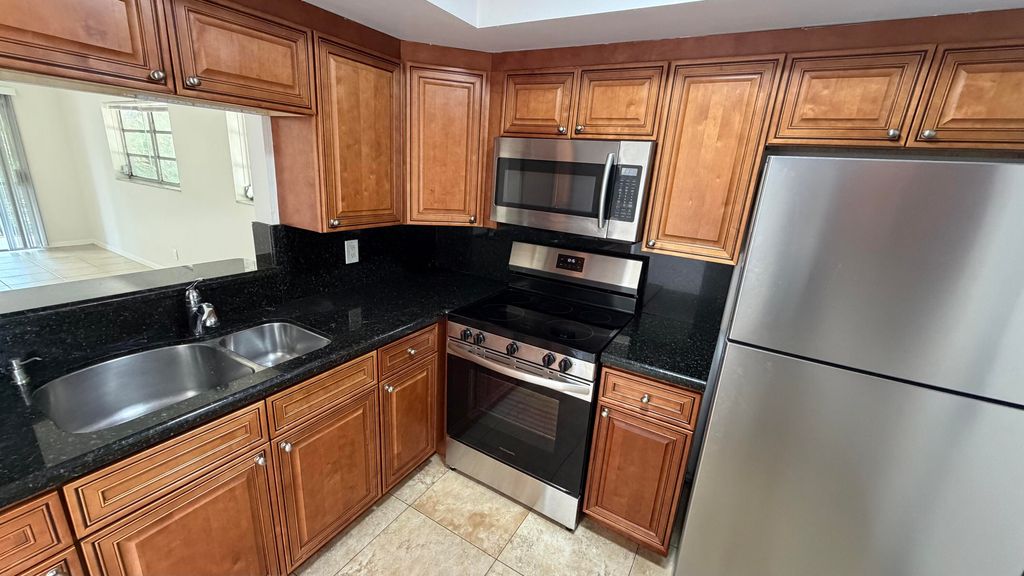 4061 NW 9th Avenue 206, Deerfield Beach, FL 33064