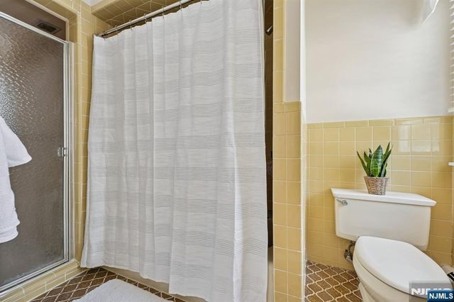 910 Huron Road, Franklin Lakes, NJ 07417