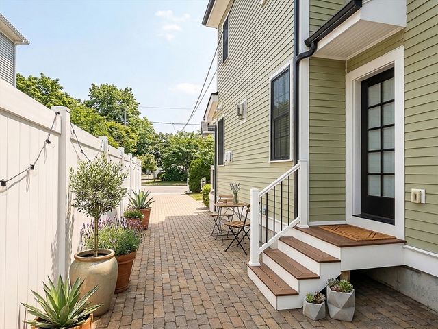 42 Parsons St TH, Newton, MA 02465