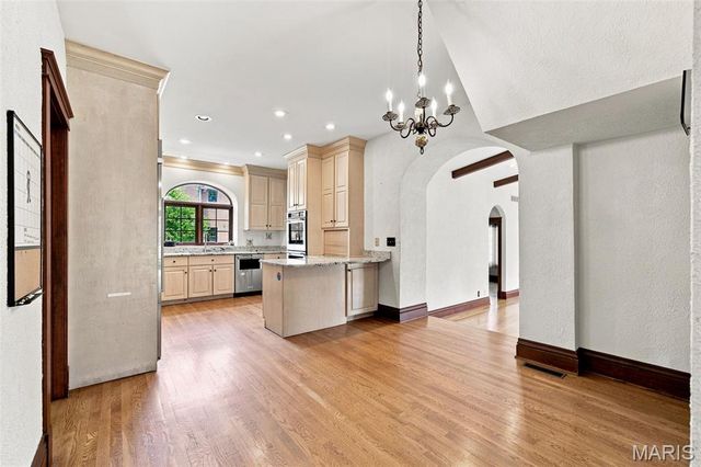 7249 Maryland Avenue, University City, MO 63130