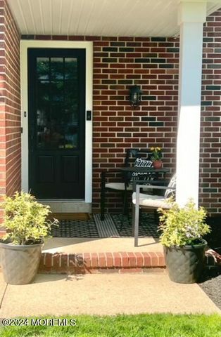 18 Hobart Street, Marlboro, NJ 07746
