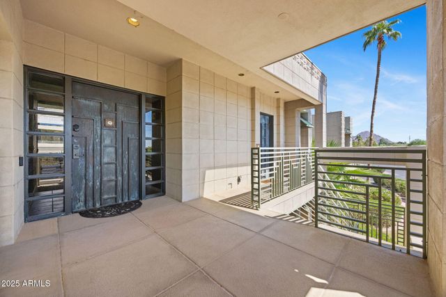 2802 E CAMINO ACEQUIA Drive 8, Phoenix, AZ 85016