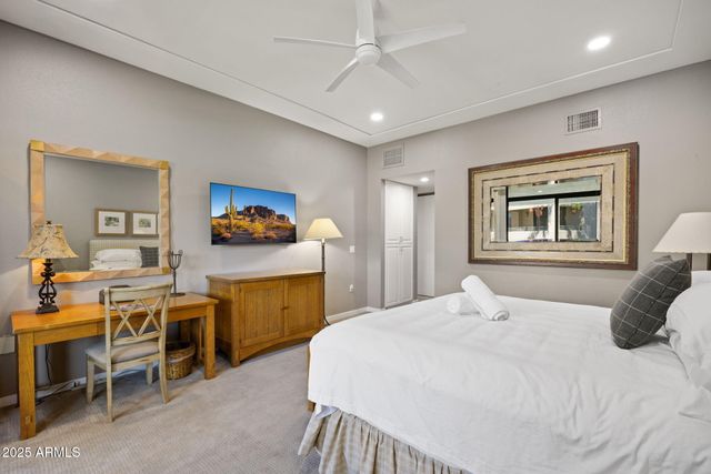 2802 E CAMINO ACEQUIA Drive 8, Phoenix, AZ 85016