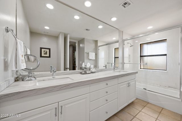 2802 E CAMINO ACEQUIA Drive 8, Phoenix, AZ 85016