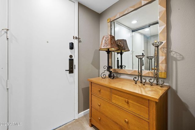 2802 E CAMINO ACEQUIA Drive 8, Phoenix, AZ 85016