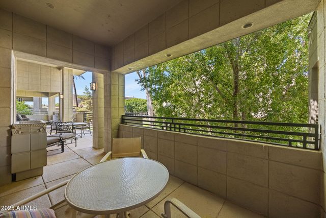 2802 E CAMINO ACEQUIA Drive 8, Phoenix, AZ 85016