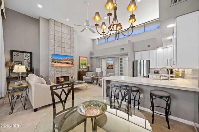 2802 E CAMINO ACEQUIA Drive 8, Phoenix, AZ 85016