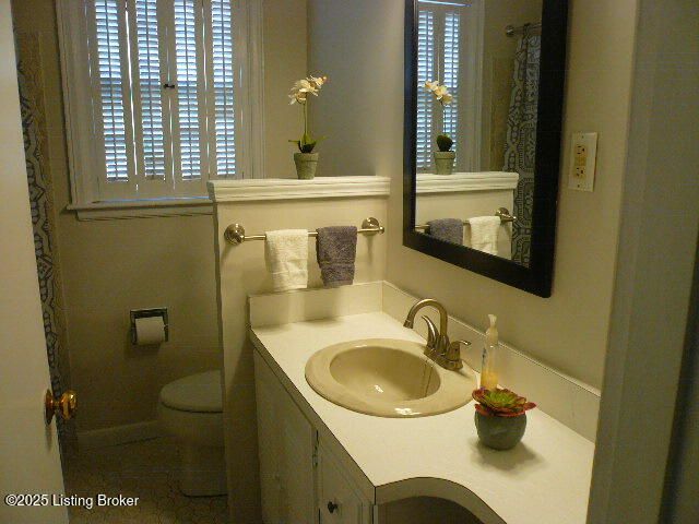 1411 Falcon Dr, Louisville, KY 40213