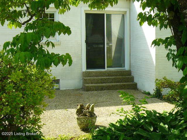 1411 Falcon Dr, Louisville, KY 40213