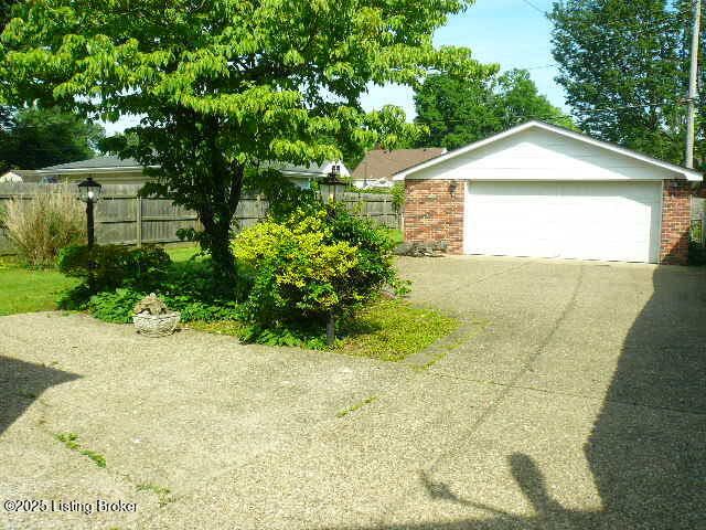 1411 Falcon Dr, Louisville, KY 40213