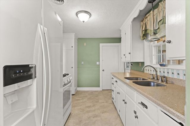 49 Cove St, Pawtucket, RI 02861