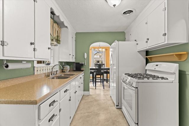 49 Cove St, Pawtucket, RI 02861