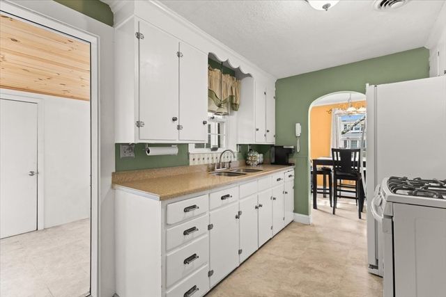 49 Cove St, Pawtucket, RI 02861