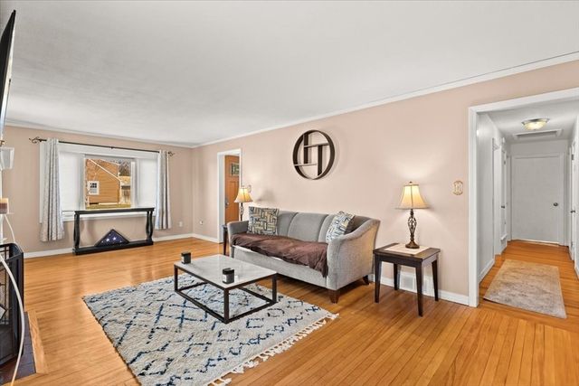 49 Cove St, Pawtucket, RI 02861