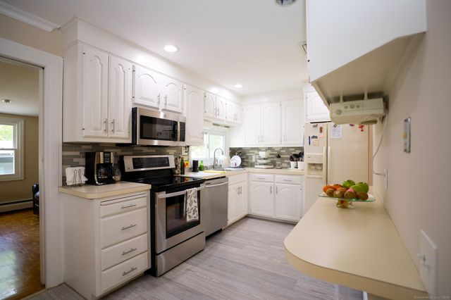 12 London Road, Windsor, CT 06095
