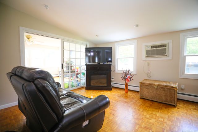 12 London Road, Windsor, CT 06095
