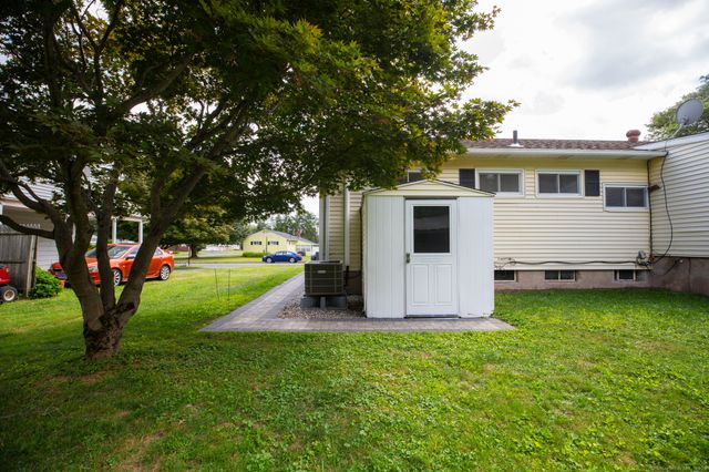 12 London Road, Windsor, CT 06095