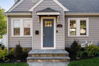 24 Bloomfield St, Quincy, MA 02171