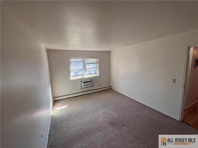 55 Gill Lane 14, Iselin, NJ 08830