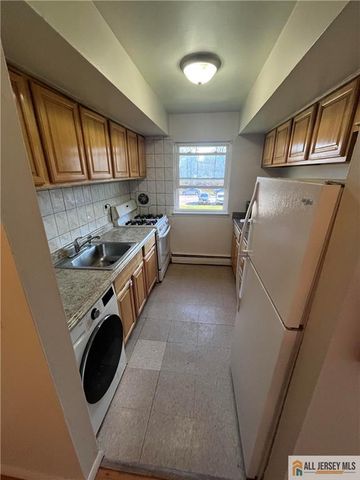 55 Gill Lane 14, Iselin, NJ 08830