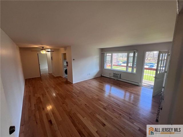 55 Gill Lane 14, Iselin, NJ 08830