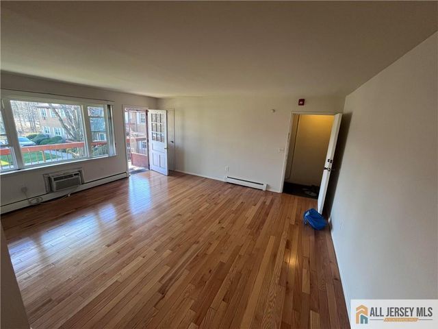 55 Gill Lane 14, Iselin, NJ 08830