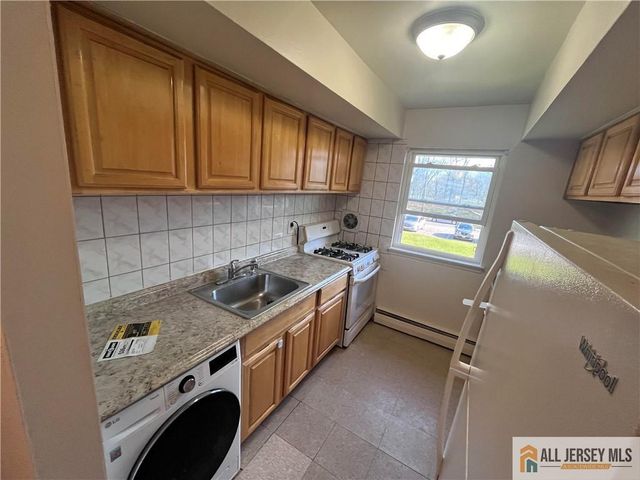 55 Gill Lane 14, Iselin, NJ 08830
