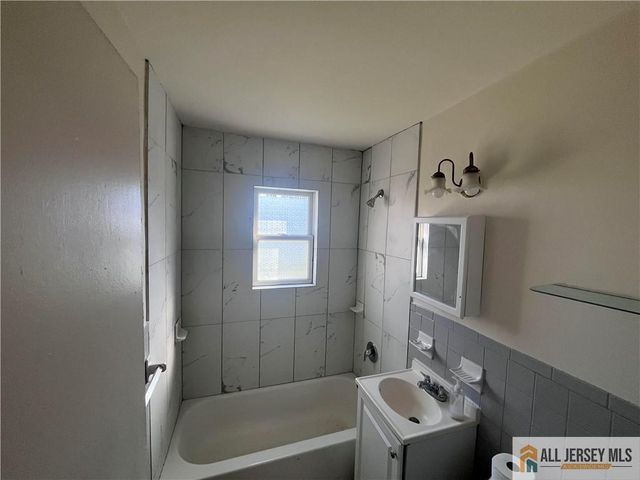 55 Gill Lane 14, Iselin, NJ 08830