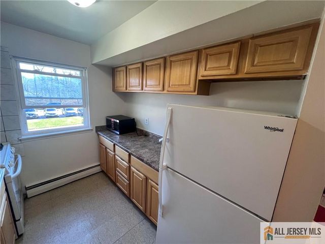 55 Gill Lane 14, Iselin, NJ 08830