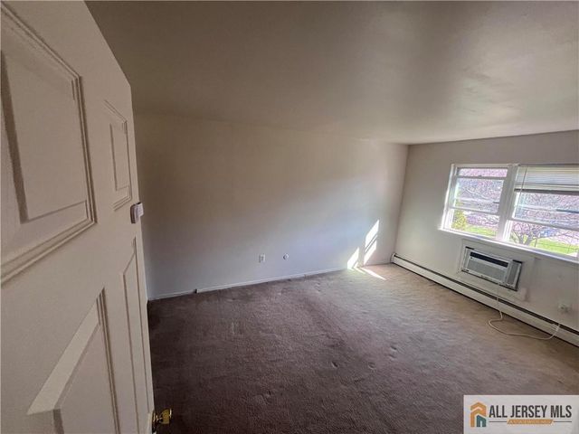 55 Gill Lane 14, Iselin, NJ 08830