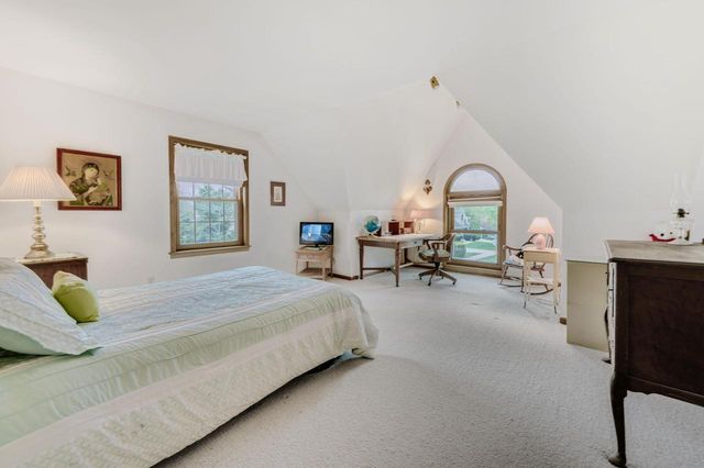 W52N618 Highland DRIVE, Cedarburg, WI 53012