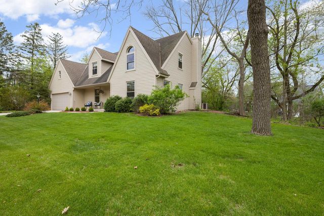 W52N618 Highland DRIVE, Cedarburg, WI 53012