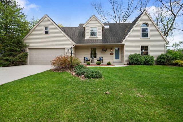 W52N618 Highland DRIVE, Cedarburg, WI 53012