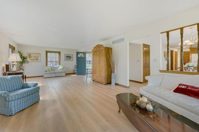 W52N618 Highland DRIVE, Cedarburg, WI 53012
