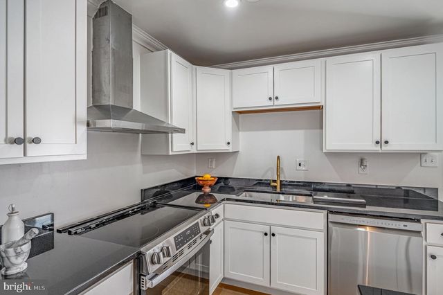 1325 BARNABY TER SE, Washington, DC 20032