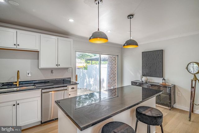 1325 BARNABY TER SE, Washington, DC 20032