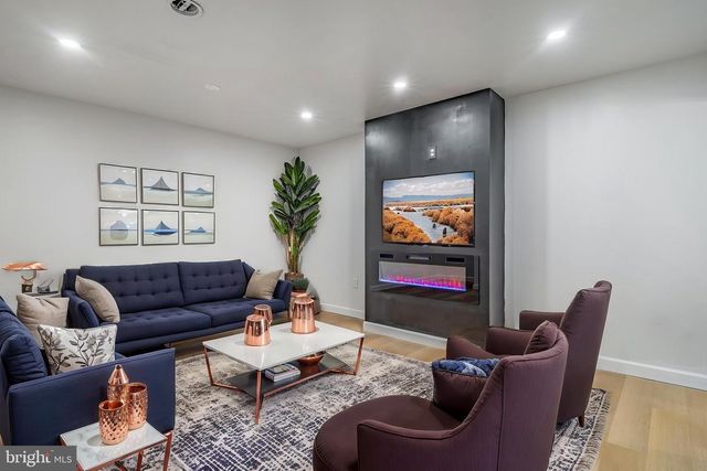 1325 BARNABY TER SE, Washington, DC 20032